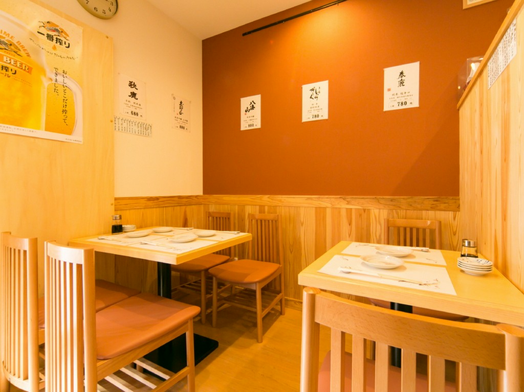 お子様からご年配の方まで、気兼ねなくくつろげる寿司店