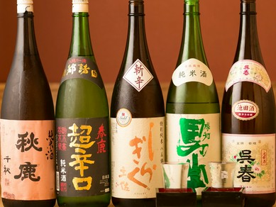 店主が選び抜いた種類豊富な地酒も味わえる