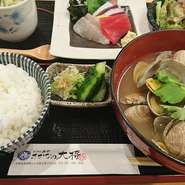 名物！貝汁定食 　　大人気！鶏唐揚げ定食　　フライ定食　　かま塩焼定食　　
刺身定食　

※刺身、サラダ、茶碗蒸し付き


