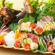 店主が厳選した新鮮な魚を盛り合わせた豪華な一品。人数や予算に応じてつくってもらえます。ダイナミックな盛り付けにも注目。テーブルを華やかに彩り、食事の時間をより一層盛り上げてくれます。
