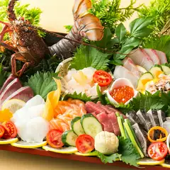 旬の味覚が豪快に盛り付けられた『お刺身盛り合わせ』