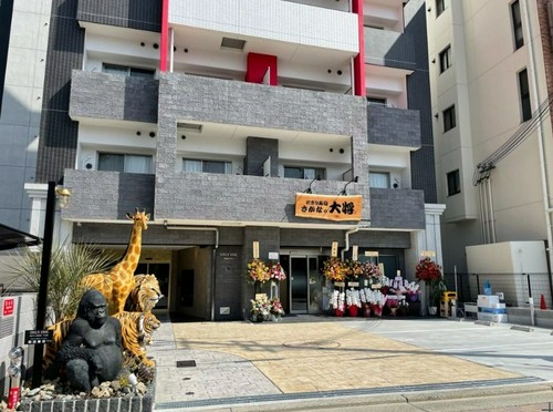 川西市役所すぐの場所に位置する寿司店