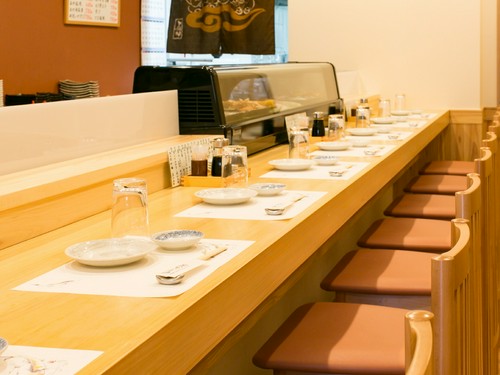 ゆったりとくつろげるカウンター席はおひとり様の特等席