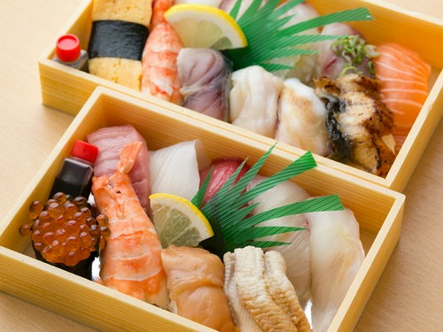 お土産や自宅用に『持ち帰り寿司』も注文可能