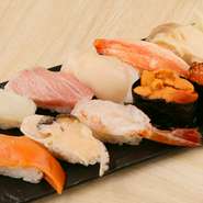 北海道産の鮨ネタを中心に、北海道の味を堪能できるおまかせ握り。貝や海老、ウニ、イクラなど北海道を訪れたらぜひ食べたい鮨をリーズナブルに味わえます。