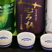 鮨に合う季節ものの道外酒、定番の道内酒が取り揃えられており、その中からおすすめの3種を飲み比べできます。道外酒は季節によって、春夏秋冬それぞれ美味しい日本酒を厳選。