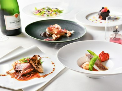 繊細なフランス料理を引き立てる、ソムリエが選んだワインの数々