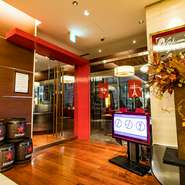 ホテル内のフレンチレストランながら、子ども連れでも安心して入店できるのが魅力。子ども用の食器やベビーチェア、ベビーコットなどが用意され、オムツ替え用ベッド付きのトイレも完備しています。