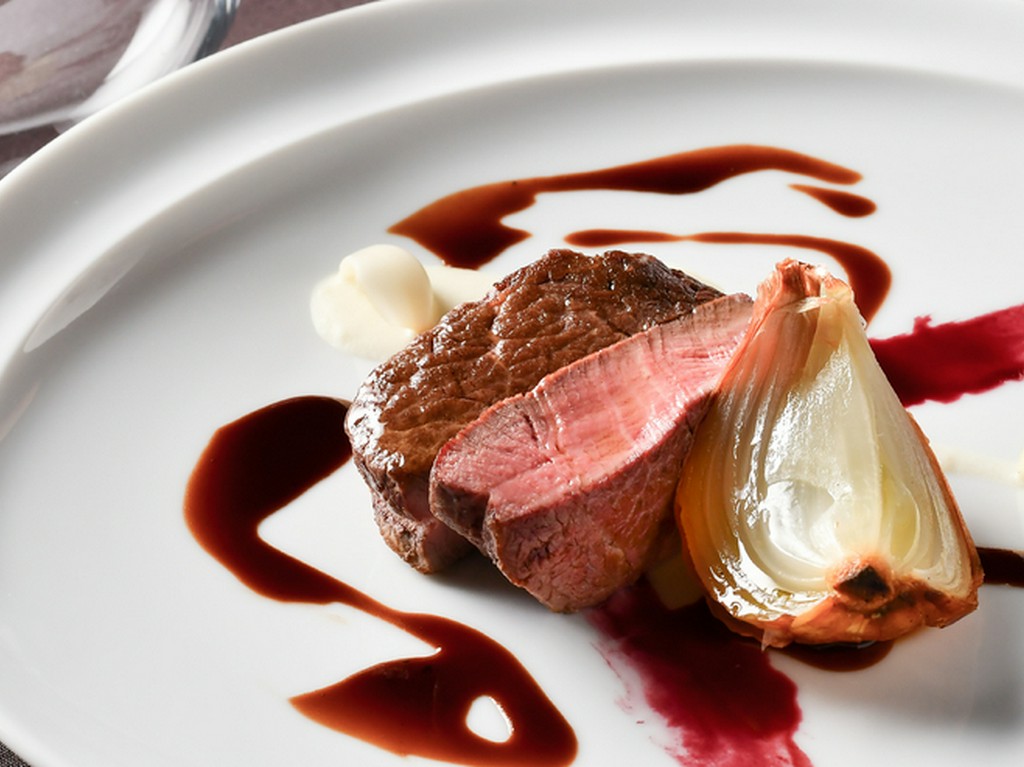 しっとり柔らかな牛肉の旨みが広がる『北海道産牛フィレ肉のポワレ　季節の野菜添え　赤ワインソース 』