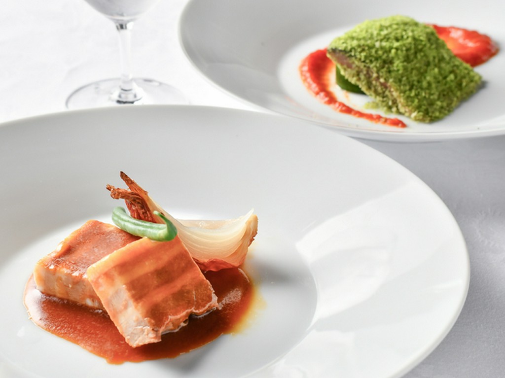 できたての料理がテーブルに運ばれる『ランチビュッフェ月替わりのメインディッシュ』