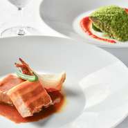 魚または肉料理から選べるランチビュッフェのメインディッシュ。前菜ビュッフェをお楽しみの間、メインディッシュができたての温かい状態でサーブされます。内容は月替わりなので、何度訪れても飽きずに楽しめます。