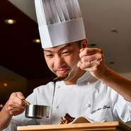 季節の食材から受けるインスピレーションを大切にしながら、独自のメニューを考案。日本、カナダ、フランスで得た幅広い技術や知識を皿の上に落とし込み、ゲストが喜ぶ料理を生み出します。