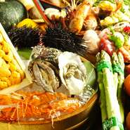 店長こだわりの鮮魚は、北海道を中心に買い付けています。四季折々に変化しする旬の味覚は、その時期だけ味わうことができるご馳走。脂がのった魚介は、刺身はもちろん焼いても煮ても絶品です。