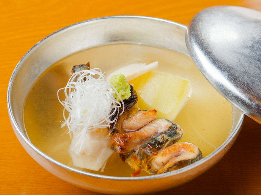 遠方からの客人にも喜ばれる、上質な日本料理を囲む席に