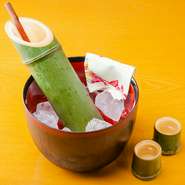 冬の定番『岩魚の骨酒』は、栃木県から取り寄せして炭で焼いて熱燗は格別。また、生の青竹を酒器にし、京都では食前酒としていただく『青竹酒』など、季節の趣向を取り入れた日本酒もおすすめです。