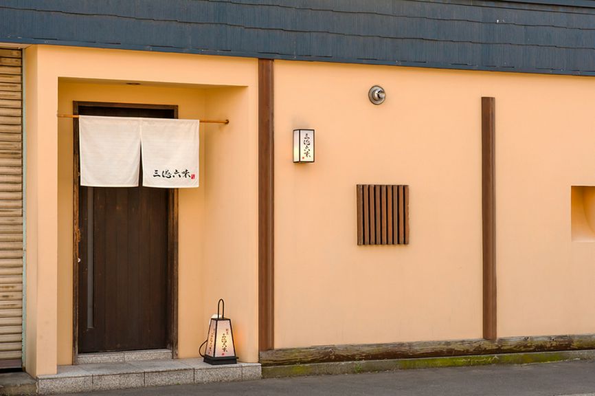 行灯の灯りが導く、友人とのかけがえのない素敵な時間