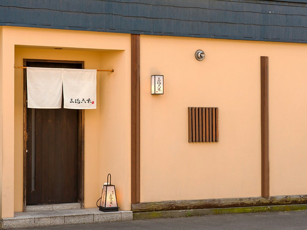 行灯の灯りが導く、友人とのかけがえのない素敵な時間