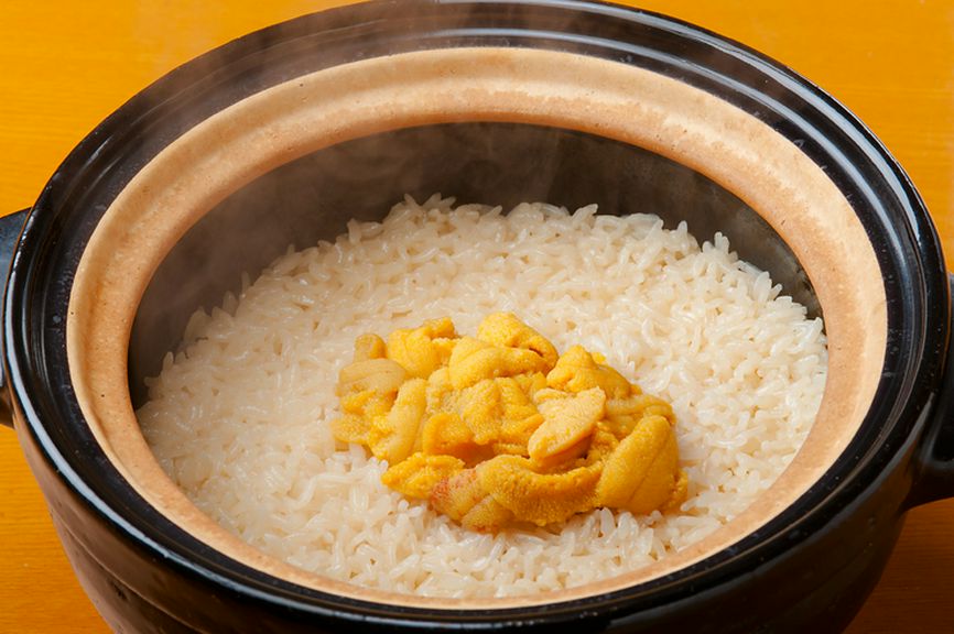 炊き立ての香ばしさが食欲をくすぐる『かまどごはん〜雲丹の土鍋ご飯』