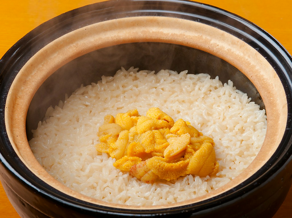 炊き立ての香ばしさが食欲をくすぐる『かまどごはん～雲丹の土鍋ご飯』