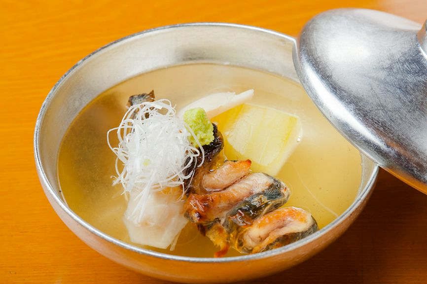 美しさにも店主のこだわりを感じられる『お椀〜鰻のくりからと冬瓜、白まい茸』