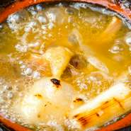 酒と水・利尻香深の昆布、静岡産すっぽんを強火で煮出していきます。冬の時期限定で提供される『丸鍋』は、すっぽんの旨味が余すことなく味わえる一皿。3日前までの予約があれば、コースへのアレンジも可能です。