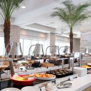 うな丼やうざく、鰻の卵とじなどの鰻料理や目の前で仕上げる牛鉄板ステーキ、パティシエ特製スイーツなど約60種類の料理が並びます。

期間：2025年７月１日～2025年９月30日