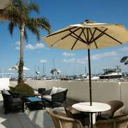 目の前に広がるヨットハーバーと美味しい料理
お客様の目の前で仕上げる牛鉄板ステーキや魚介の旨味をふんだんに使用したブイヤベース、パティシエ特製デザートなど約60種類の料理が並びます