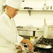 安全安心な食材を使う、旬のものを大切にする、温かいものは温かいうちにお出しする、化学調味料は使わないなど、当たり前のことを当たり前にすることで、本当においしい料理が生まれると考えています。