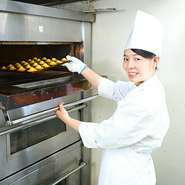 プロポーズや記念日など、大切な日には想いを乗せたメッセージをお届けすることできます。ホールケーキやフルーツの盛り合わせなど、スイーツも多彩ですので、ぜひ専属パティシエにお任せください。