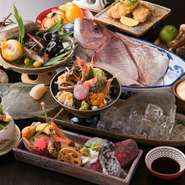 店主自ら選び抜いた四季折々の食材を用いた日本料理に舌鼓。配膳された瞬間、思わず声が漏れてしまいそうな盛り付けの美しさは特筆すべき点。季節感あふれる彩りと、添えられた絵手紙に、店主の饗応の心を感じます。