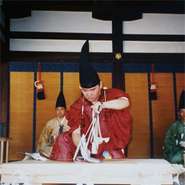 平安時代から始まると伝えられる日本料理の流派「山陰流庖丁式」師範。饗応の精神を継承し、その流儀を日本料理に反映している。「食べることが好き」という原点を忘れず、ゲストへの美味の提供を追求している。