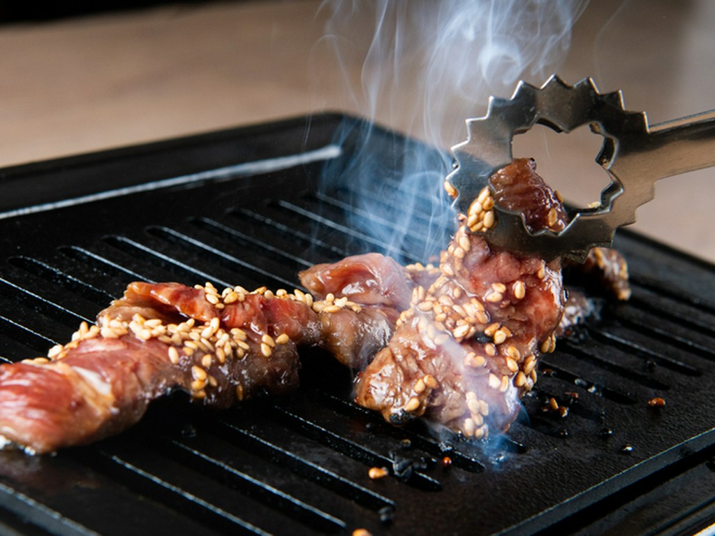 思う存分にホルモン焼肉を頬張る、ワイルドな肉女子会