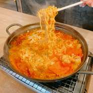 辛さがクセになる『プデチゲ』は本場韓国人からも絶賛。新鮮なホルモンを堪能できる『モツの水炊き』『ホルモン鍋』など焼きメニューに加え鍋も絶品です。気分に合わせ、焼きも鍋も満喫できるのが魅力的。