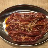 和牛のほほ肉です。
歯ごたえがあり、コクのある脂で濃厚な味をお楽しみいただけます。
