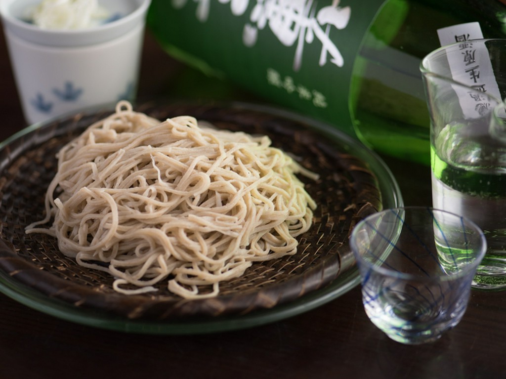 新そばを追って手打ちする「外一そば」の香りとのど越しに感嘆