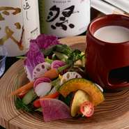 彩り豊かな『バーニャカウダ』をはじめ、日田の豊かな大地で育った無農の薬「大鶴野菜」は全国の料理人もこぞって仕入れるブランド野菜。四季折々の野菜はもちろん朝採り。味・鮮度重視のみずみずしさに出合えます。