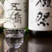 日本酒は地元・日田の酒造だけでなく全国の美酒を用意。常時20種類ほどのラインナップです。季節食材と料理を考慮し、ゲストが喜ぶような銘酒を店主自らチョイス。飲み比べセットで、ゆるりと酔うのも楽しそうです。