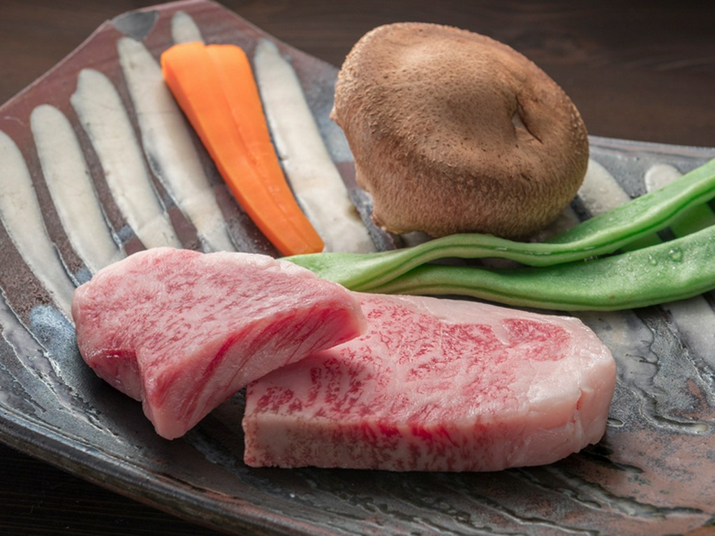 A4等級以上の「おおいた豊後牛」のサーロインを鉄板焼きで堪能