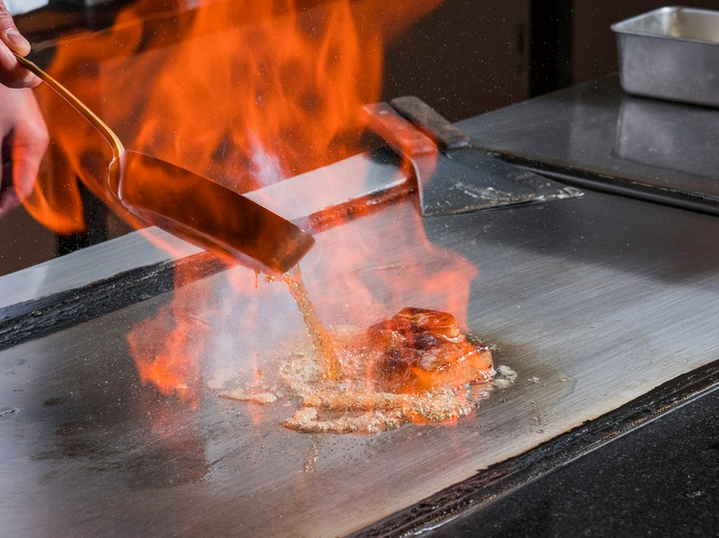 フランベの幻想的な炎と日田の自然と調理風景を一度に眺める贅沢