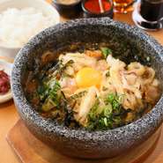 石鍋が使われているので、最後まで熱々です。ご飯と漬物を別注して、残ったカレーうどんのスープにご飯を入れて雑炊に。さらに残った雑炊に漬物を添えれば、3度違う味わいを楽しめます。