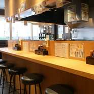 大阪メトロの長居駅から徒歩6分ほど。大通りを入ったところに佇む、長い白暖簾が目印の店。カウンター席がメインで、女性おひとりのお客様も多く気軽に入って美味しいカレーうどんを味わえます。
