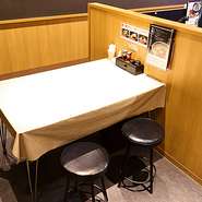 木がふんだんに使われた店内は、黒を基調とした落ち着きのある雰囲気となっています。カジュアルな学生のデートから、大人のライトなランチデートまで。幅広いニーズに応えてくれます。