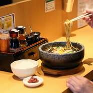 ・インド産チリペッパーの刺激的な辛さ。
・黒胡椒と焦がしニンニクで深みの中に清涼感も感じる辛さ。
・唐辛子とニンニク、旨味の中にパンチの効いた辛さ。
タイプの違う3つ辛さをご用意しております。