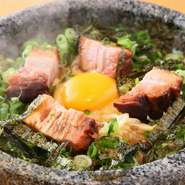 1日以上かけて煮込んだ煮豚をのせた、ボリュームのある一品。長時間煮込まれた豚肉はとても柔らかく、ホロホロ トロトロです。数量限定、売切れ御免の人気メニューです。