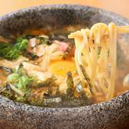 牛すじ、鶏ガラににんにく、玉ねぎなどの野菜を入れて5時間じっくり煮込んだスープを使ったカレーうどん。　使うスパイスはいたってシンプルで、スープの味をじっくりと味わえます。辛さ控えめで、お子様でもOK。