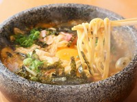 牛すじ、鶏ガラににんにく、玉ねぎなどの野菜を入れて5時間じっくり煮込んだスープを使ったカレーうどん。　使うスパイスはいたってシンプルで、スープの味をじっくりと味わえます。辛さ控えめで、お子様でもOK。