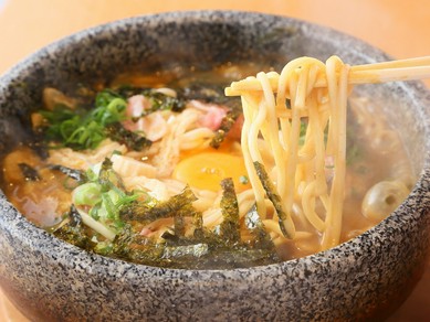 細麺がスープと絶妙に絡む『石鍋カレーうどん（ノーマル）』