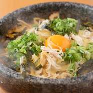 鶏ムネ肉・竹輪・ねぎ・大盛チーズ・のり・玉子入り／ライス付940円／一口ライス付880円