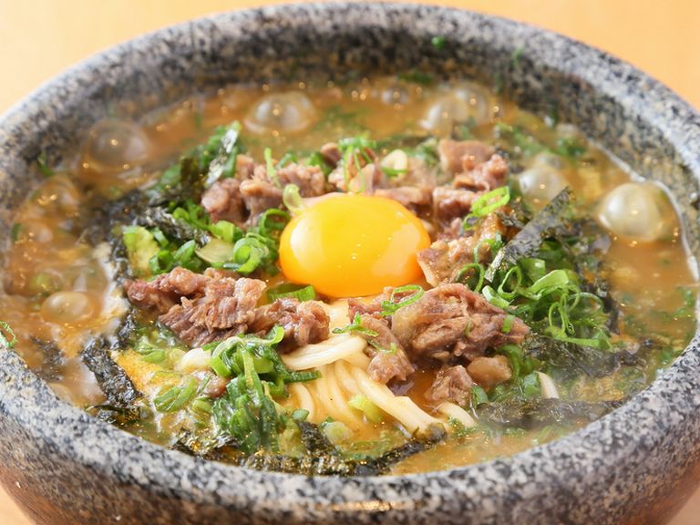 甘辛い牛すじが絶品『石鍋カレーうどん(ぼっかけ)』