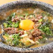 カレーのスープを取るときに使った牛すじを砂糖と醤油で甘辛く味付けして、カレーうどんにたっぷりとトッピング。大盛りのねぎと一緒にいただくと、得も言われぬおいしさです。